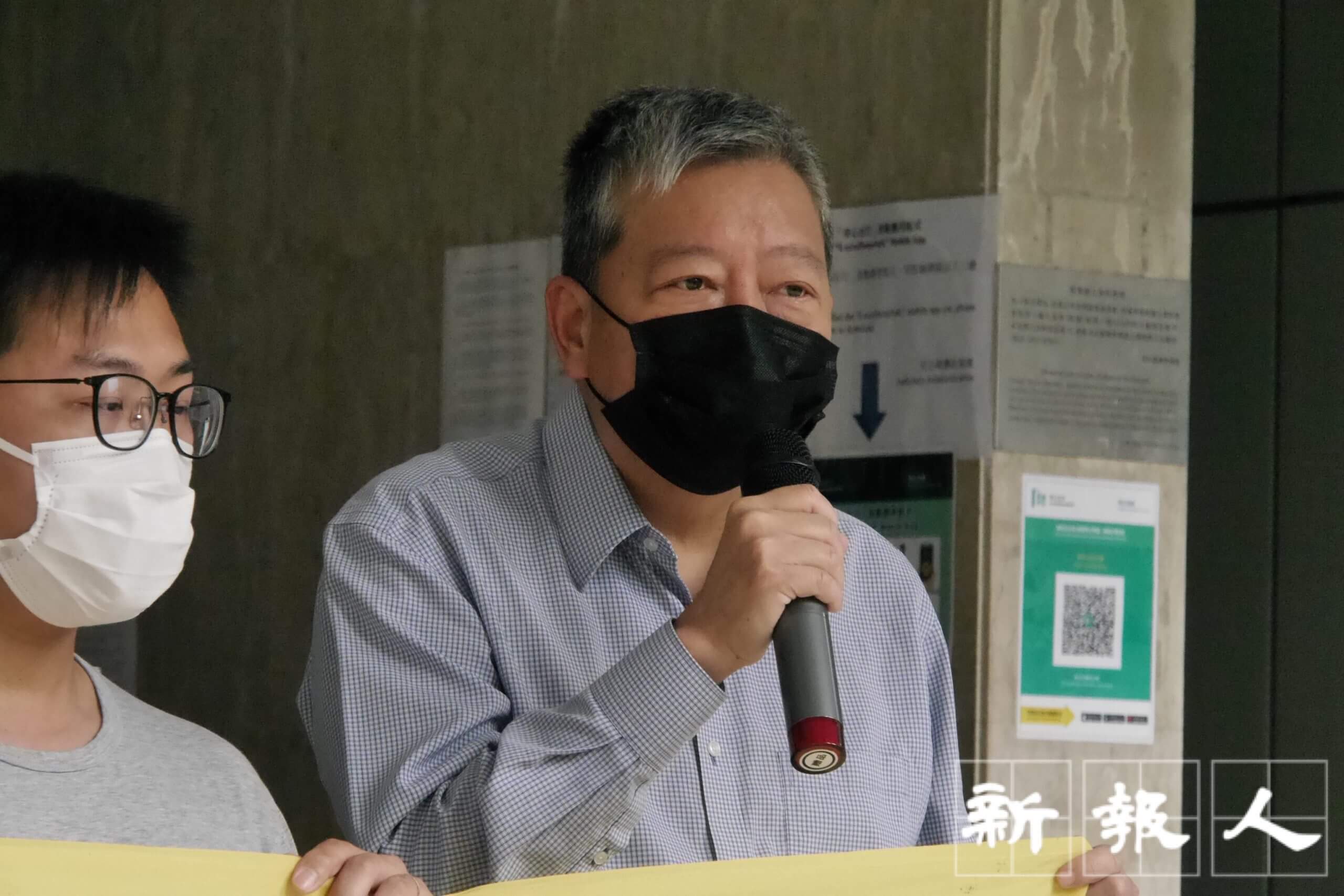 社民連秘書長吳文遠、副秘書長陳寶瑩、社民連主席黃浩銘、支聯會主席李卓人(左至右)開庭前於高等法院門外拉起橫額,聲援被告。
