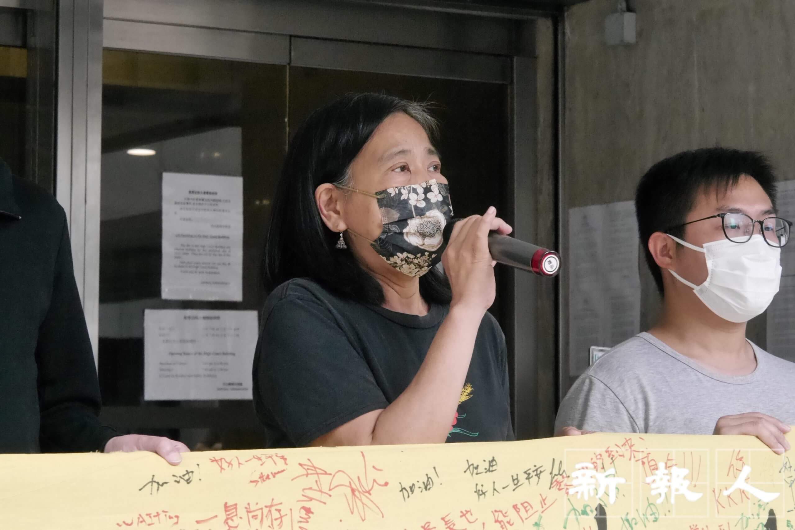 社民連秘書長吳文遠、副秘書長陳寶瑩、社民連主席黃浩銘、支聯會主席李卓人(左至右)開庭前於高等法院門外拉起橫額,聲援被告。