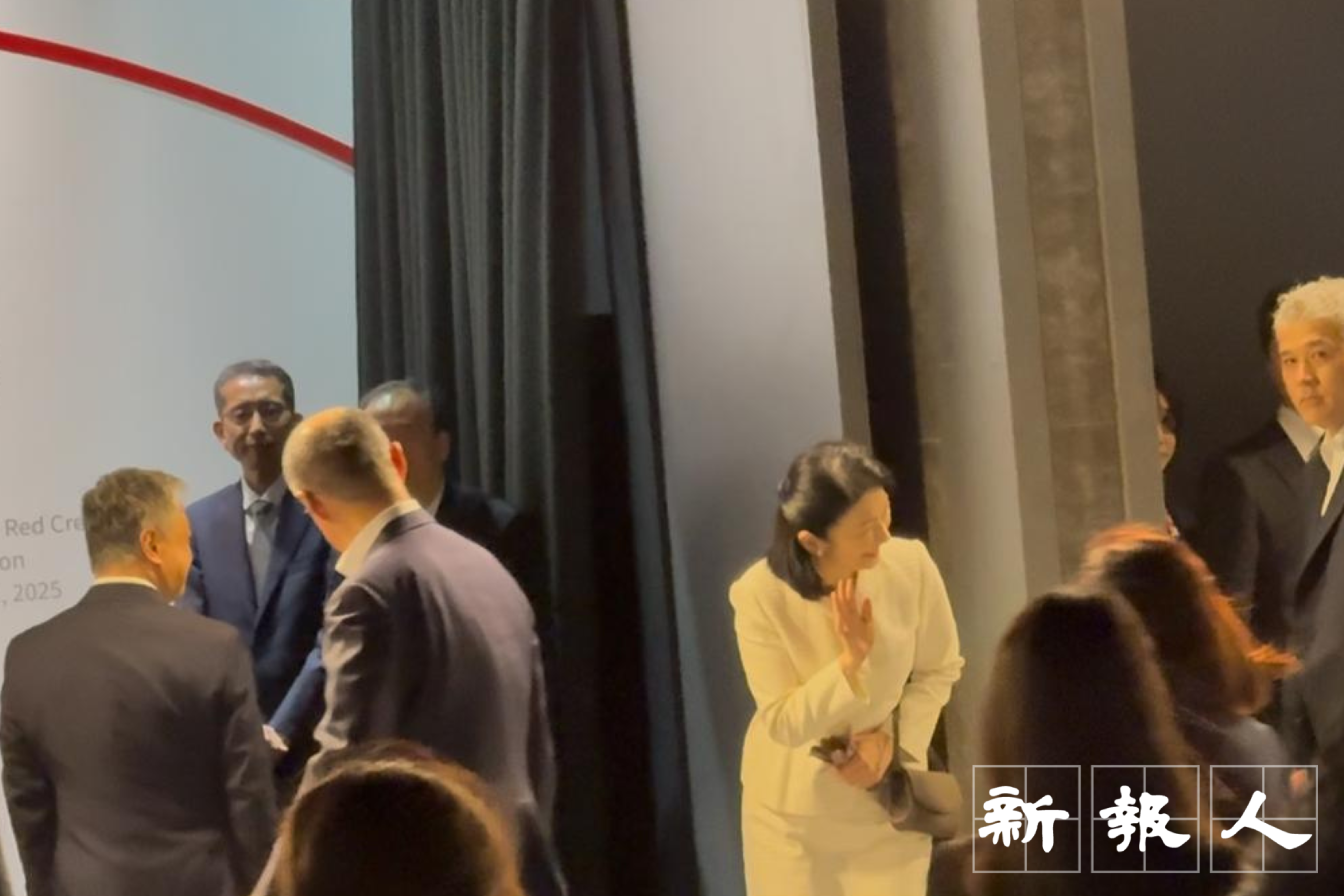 文仁親王妃紀子向沿途參觀者揮手致意。(葉晞琝攝)