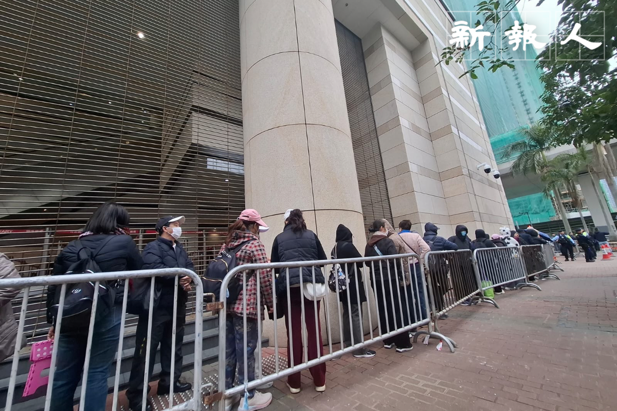 早上八時半西九龍裁判法院外有排隊人龍。（謝卓玲攝）