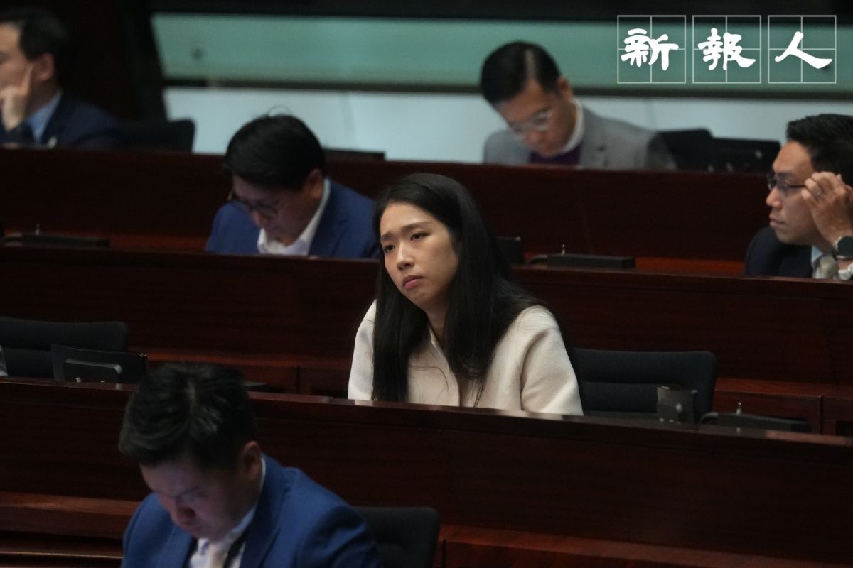 江旻憓首次以立法會議員身份出席會議聆聽財政司司長宣讀財政預算案。(黃泆溱攝)