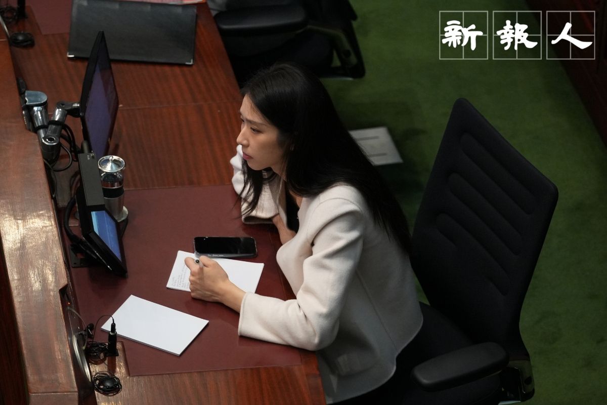 江旻憓認真聽取預算案,並記下筆記。(黃泆溱攝)