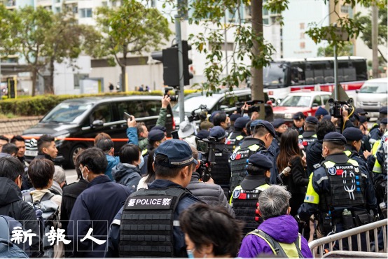 記者一擁而上拍攝陳日君與李韻琴,場面混亂(陳孜帥攝)