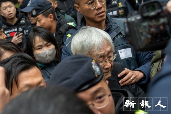 陳、李二人在警察護送下離場,記者們一路跟隨拍攝(陳孜帥攝)