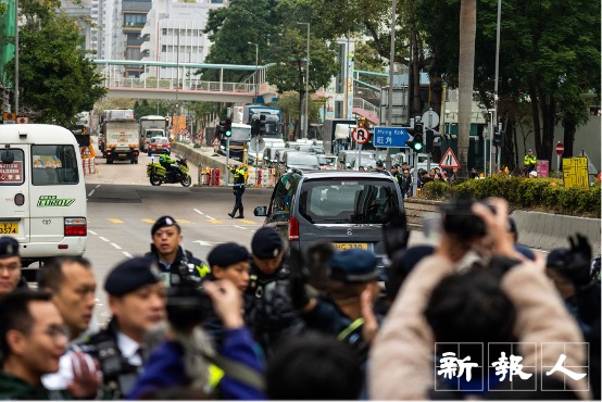 記者為拍攝離開的陳日君,尾隨至馬路(陳孜帥攝)
