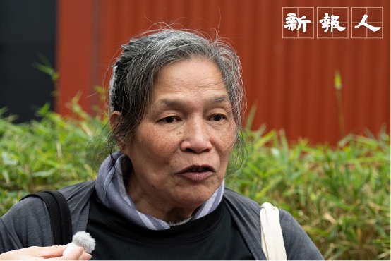 早前被警方沒收公仔的雷玉蓮在採訪時眼泛淚光。(陳孜帥攝)