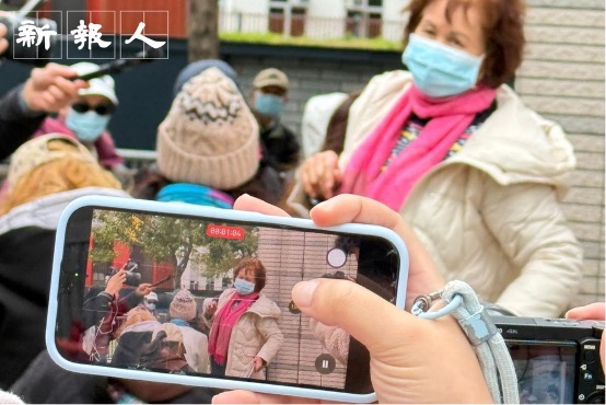 戴粉紅色頸巾的女人聞判後在庭外高喊「賣國賊」、「大快人心」、「俾人判廿年」等。(吳慧玲攝)