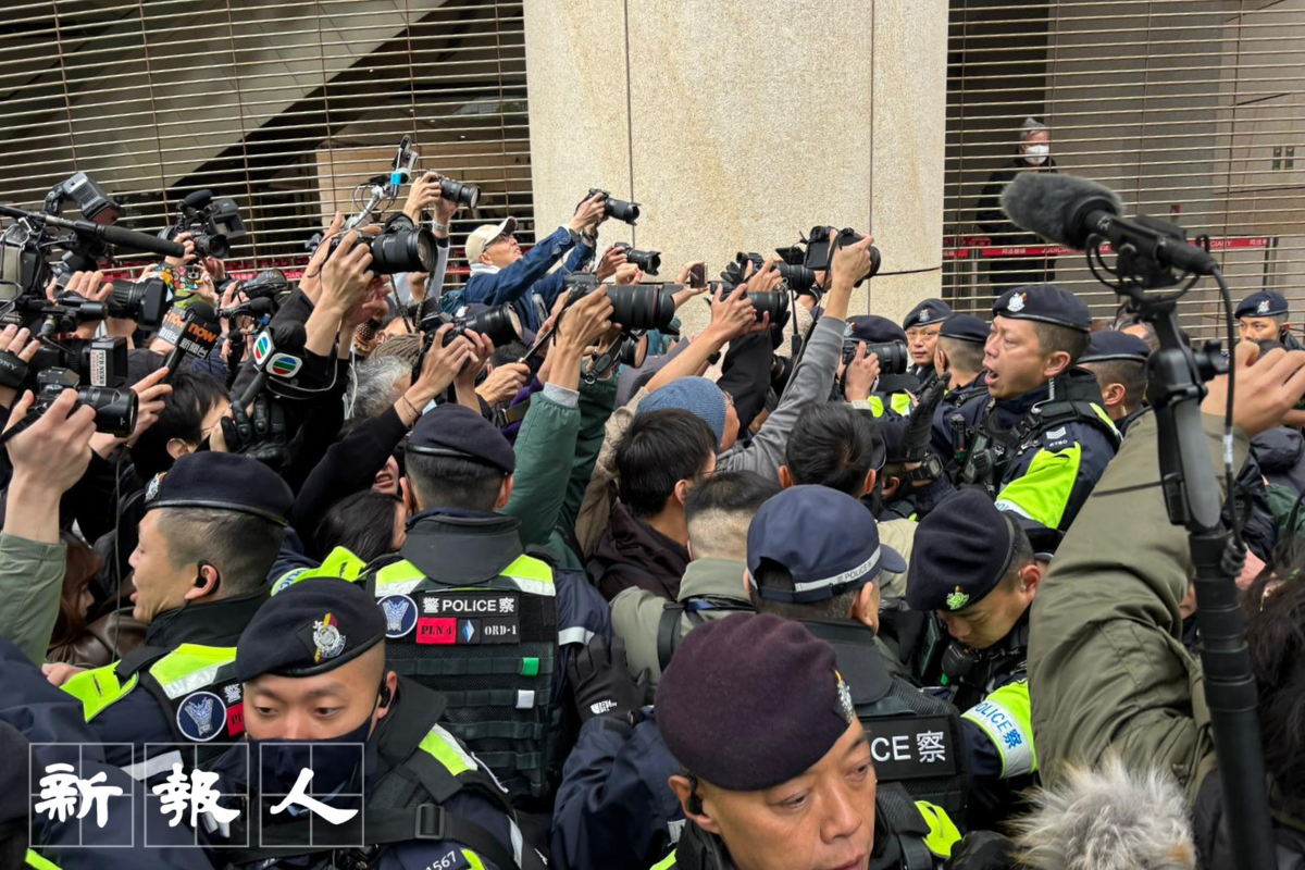 散庭後,當陳日君離開時,記者一湧而上,現場大批警員戒備,場面混亂。(李俊熹攝)