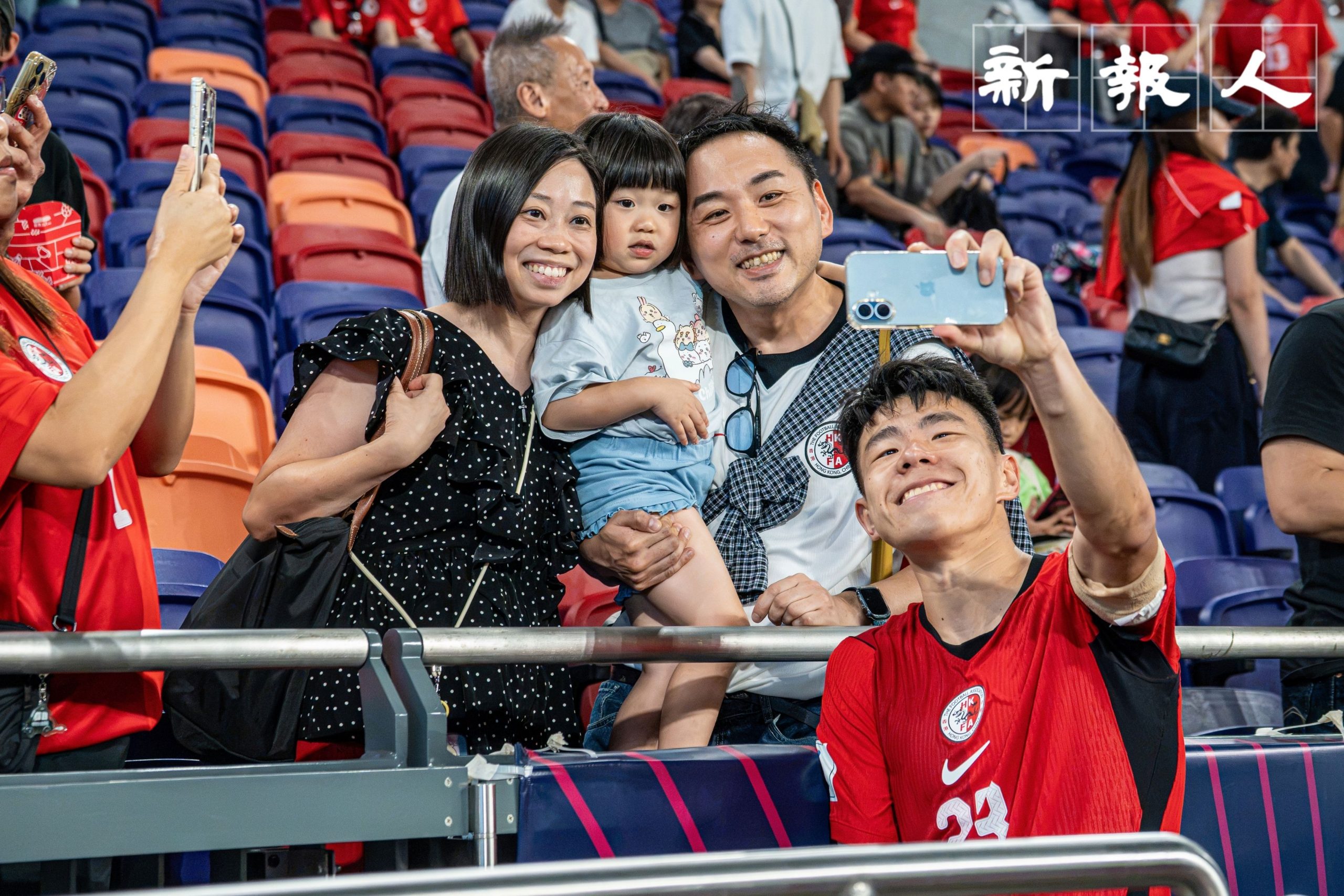 取得勝仗後,球員與家人合照留念(連靖桐攝)